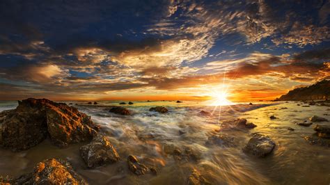 壁纸 美丽的夕阳海，石头，云，太阳光线 3840x2160 Uhd 4k 高清壁纸 图片 照片
