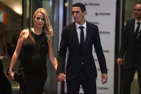 Лионел андрес меси е роден на 24 юни 1987 г. Lionel Messi marries childhood sweetheart Antonella ...