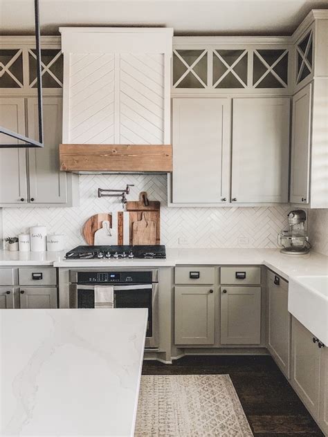 The kitchen backsplash gallery is the wall behind the burners and countertops, and is the main part where we should start decorating a kitchen. 1001+ ideas For a Modern Farmhouse Kitchen Decor