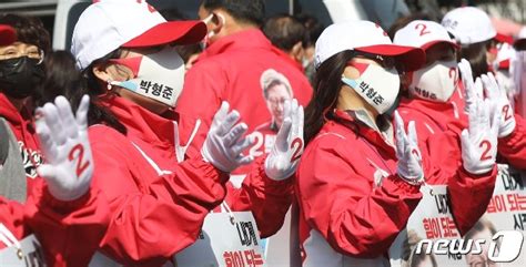 부산시장 보선에서는 국민의힘 박형준 후보가 민주당 김영춘 후보를 역시 큰 격차로 앞설 것으로 응답자는 투표를 마치고 나온 투표자 기준으로 매 5번째 투표자 등간격으로 선정해 선거 투표소 50m. 사진 부산시장 보궐선거 선거운동원 '2번' - 머니투데이