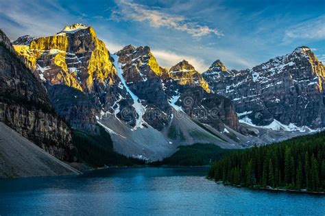 Moraine Lake In Banff National Park Stock Image Image Of Alpine
