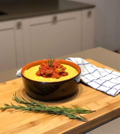Versate la farina poco alla volta in acqua bollente salata e mescolate continuamente a fiamma moderata per 15 minuti. Polenta fine con sugo salsiccia e funghi - Farine Zerbo