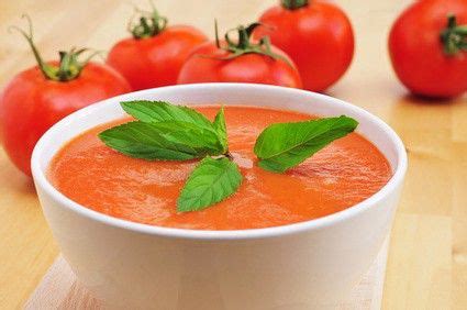 La típica cocina de la abuela es basada en las bondades de la saludable dieta mediterránea у. Receta del gazpacho andaluz.