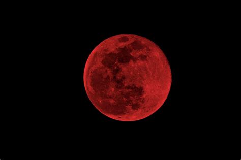 How And Why You See Different Color Moon Photos The Shutterstock Blog