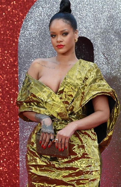 Rihannas Wardrobe Malfunction At Oceans 8 Premiere Photos The