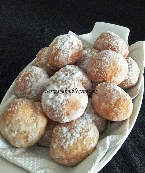 Pau juga dipanggil sebagai baozi, bao, bau, humbow, nunu, bausak, atau pow merupakan sejenis kuih yang diperbuat daripada tepung dan yis, diuli dan dibentukkan bulat yang mempunyai inti di dalam. My Kuali: Bun inti kacang merah