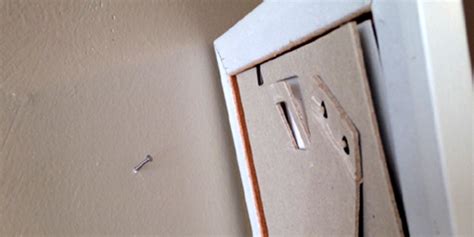 Ils sont fixés à des bibliothèques hautes avec deux très bon produit, fixé au mur depuis la commande avec le matériel fournit dans les boites. Comment accrocher un tableau au mur ? Pointe ou vis et ...