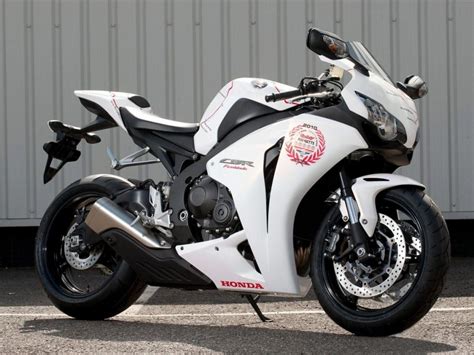 While retaining the basic structure of the 2004 model year engine, the 2006 model year engine featured straight cylinder head. 2010 Honda Cbr1000rr - news, reviews, msrp, ratings with ...