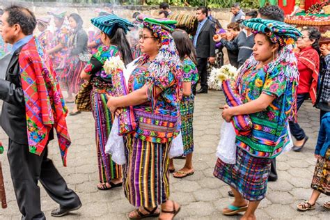 Maya Ind Gena En Traje Del Traditonal En La Procesi N Guatemala Foto De Archivo Editorial