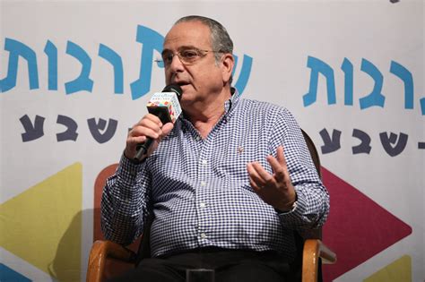 לאחר שקיבל בסיבוב הראשון 37 קולות, בעוד פרס מוביל, עם 58 קולות, החליט לפרוש מהמירוץ וקרא לחברי הכנסת לבחור בשמעון פרס לנשיא המדינה. נשיא התאחדות התעשיינים חשוד בהעלמת מס ביותר מ-1.5 מיליון שקל