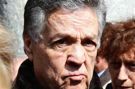 Renato pozzetto veste i panni dell'imprenditore mario trezzi, titolare di un'azienda di intimo che si trova a fare i conti con gli effetti della crisi economica. Renato Pozzetto compie 80 anni: i suoi film più belli
