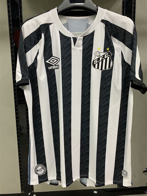 Mercoledì santos futebol clube ha celebrato il suo 109 ° anniversario e sono stati svelati anche i kit per la casa e gli ospiti 2021/22 di umbro brasil.la popolare squadra del campeonato brasileiro sériea sarà rappresentata da pelé, robinho e neymar e il prossimo anno indosserà le familiari. 2020-2021 Santos FC Away