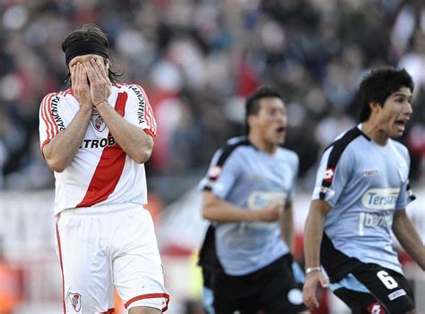 River vio finalizar ese día un proceso que había comenzado en la gestión de josé maría aguilar y cuyo punto cúlmine fue el descenso. Que Dicen los Diario del Mundo sobre River Plate - Taringa!