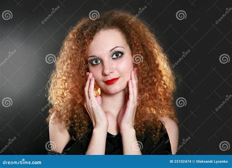 Retrato Da Menina Curly Do Redhead Foto De Stock Imagem De Ruiva