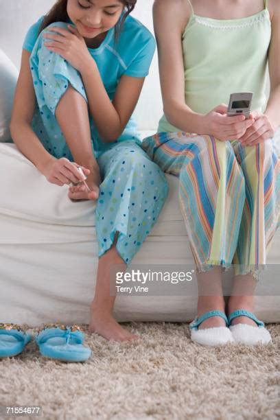 Tween Girls In Flip Flops Stock Fotos Und Bilder Getty Images