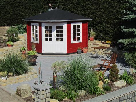 Sommerlicher garten das gartenhauschen im neuen look. Das 5-Eck-Gartenhaus im Schwedenstil ist das Herzstück ...