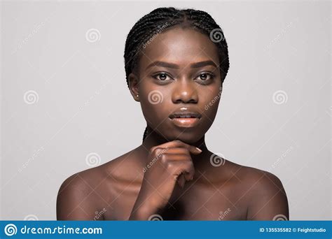 Mujer Africana Joven Hermosa Con Tacto Fresco Limpio De La Piel Propia