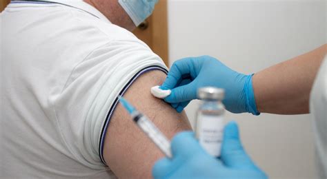 Grypa Szczyt zakażeń jeszcze przed nami Dla kogo bezpłatne szczepionki