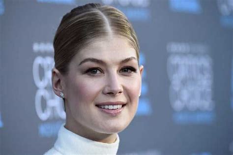 Rosamund Pike The Ultimate Biography With Age Height Figure And Net