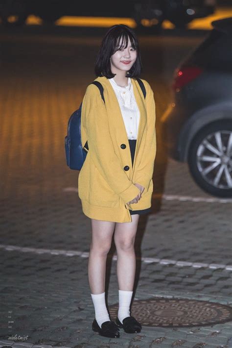 다만 모든 멤버가 가지는 않았고, 가위바위보에서 이긴 임나영, 주결경, 김소혜, 최유정, 전소미만. 중학생 같아진 스무살 김소혜 | 케이팝 패션, 스타일, 귀여운 의류