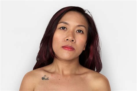 アジアの女性裸の胸のトレスレスの肖像画の肖像 プレミアム写真
