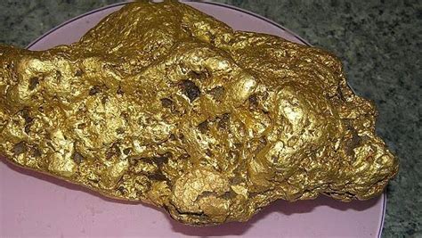 Man Unearths 250k Gold Nugget In Australia You Wont Believe How He