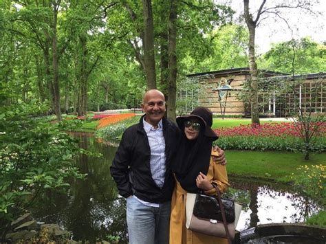 Santi asoka mala, istri baru mark sungkar, ternyata masih seusia shireen dan zaskia sungkar. Beda Usia 45 Tahun, Mark Sungkar dan Istri Makin Terlihat ...