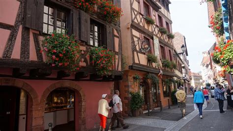 Réservez en ligne des hôtels et des offres de séjours. Auf der Grand Rue von Ribeauvillé im Elsass | https://www ...