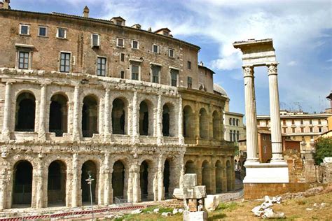 Bereits julius caesar hatte das gelände im norden des gemüsemarkts (forum holitorium). Marcellustheater und Tempel des Apollo Medicus