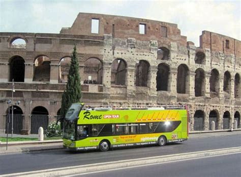 Tres Autobuses Turísticos En Roma Sobre Roma
