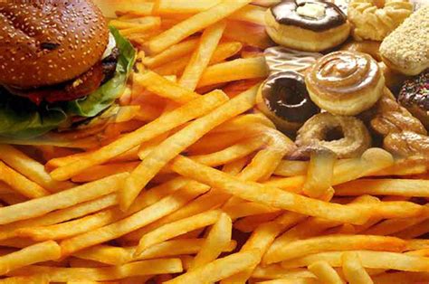 La mayoría de los alimentos ricos en proteínas también lo son en grasas o hidratos de. Ejemplos de alimentos que contienen carbohidratos, lípidos y proteínas