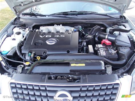 It has the 2.5 engine. 2005 Nissan Altima 3.5 SE Engine Photos | GTCarLot.com