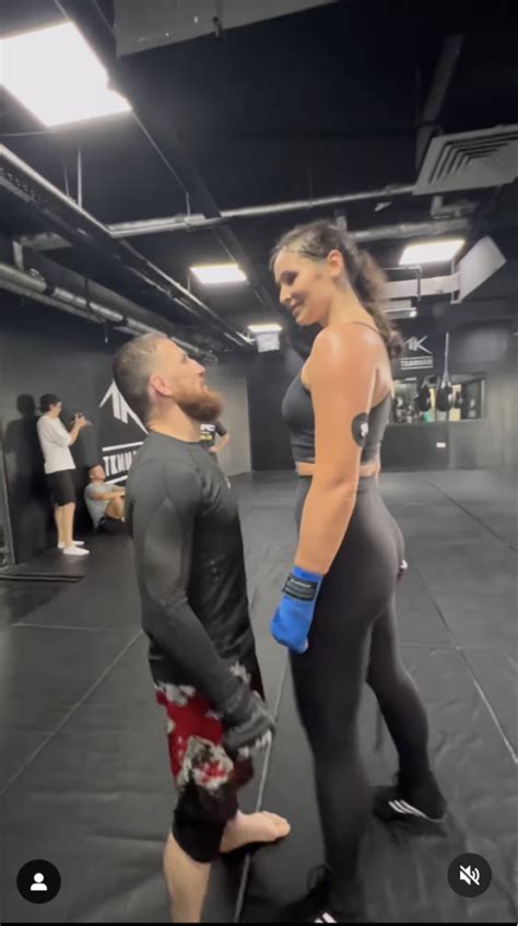 ufc fighter has sparring session with 6 4 kickboxer and gets lifted with ease