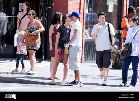 Roxy Olin Alex Lobel Walk In Greenwich Village Unterwegs Für Promi