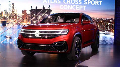 The cross sport lowers the atlas' roofline to 67.8 inches (down 2.3) and shortens the suv's overall length to 195.5 inches (5.2 less). Volkswagen Reveals Atlas Cross Sport Plug-In Hybrid Concept