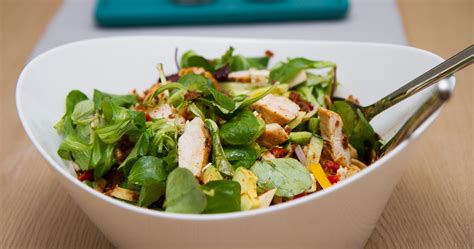 Passer kjempebra som lett sommermat. Kyllingsalat med rød pesto | Det glade kjøkken