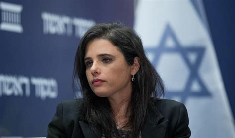 לאמיתו של דבר מדובר בהתגברות על זכויות האדם של כל פרט ופרט בחברה הישראלית, ובמתן הכשר לכנסת, בתמיכת הממשלה. השרה שקד: "לא נסכים לרוב של 70 ח"כים להעברת פסקת ההתגברות ...