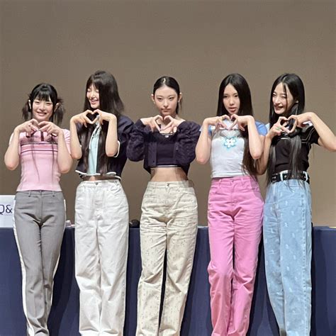 Newjeans In 2022 Kpop Girls Girls Jeans Kpop Girl Bands Gambaran