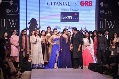 Akshay Kumar Sonakshi Sinha Promote Ouatima At Gitanjali Show For Iijw 2013 In Mumbai On 4th