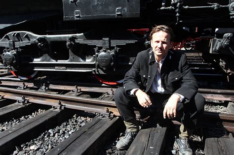 Guido, nastoletni członek żandarmerii niemieckiej, słysząc muzykę wkrada się do niego przez okno. "Letnie przesilenie" w starej parowozowni [FOTO ...