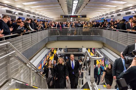 Cuomo De Blasio Continue To Spar Over Responsibility For Nyc Subway