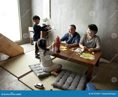 Familia Japonesa Que Cena Así Como Felicidad Foto De Archivo Imagen