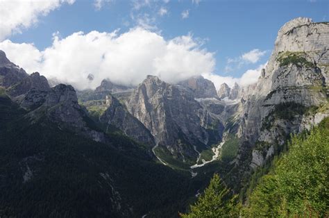 Wandern Mit Blick Auf Die Brenta Dolomiten In Molveno Sonoitaliade