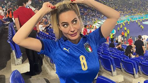 Paola Saulino Bidadari Seksi Fans Italia Dengan Cara Nyeleneh