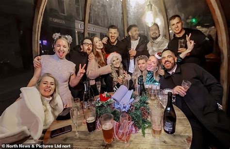 How S The Hangover Revellers Enjoy A VERY Merry Christmas As They Hit