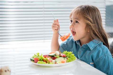 7 Cara Membuat Anak Terbiasa Makan Makanan Sehat