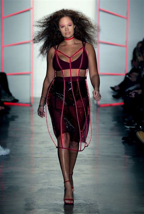 L'anneau contient des paillettes d'or pailletées contrefaçon. Grande taille femme à New York Fashion week et dans la ...