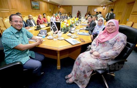 Datuk seri rina binti mohd harun adalah seorang politikus malaysia yang saat ini menjabat sebagai menteri perempuan dan keluarga malaysia dalam kabinet koalisi perikatan nasional di bawah perdana menteri muhyiddin yassin sejak 10 maret 2020. Peruntukan RM109 juta untuk Terengganu | Harian Metro