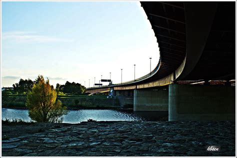 Charakteristisch sind die rote farbe und die spiralförmigen rampen zum geh. Brigittenauer Brücke. Flutbrücke über Donauinsel und Neue ...