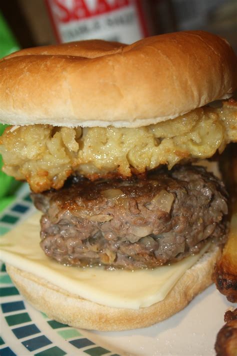 This copycat version of cheesecake factory's fried mac and cheese appetizer is to die for! Caroline Makes....: Macaroni Cheeseburger, Cheesecake ...